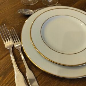 assiettes, verres et couverts du pack vaisselle chic