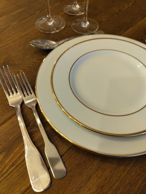 assiettes, verres et couverts du pack vaisselle chic